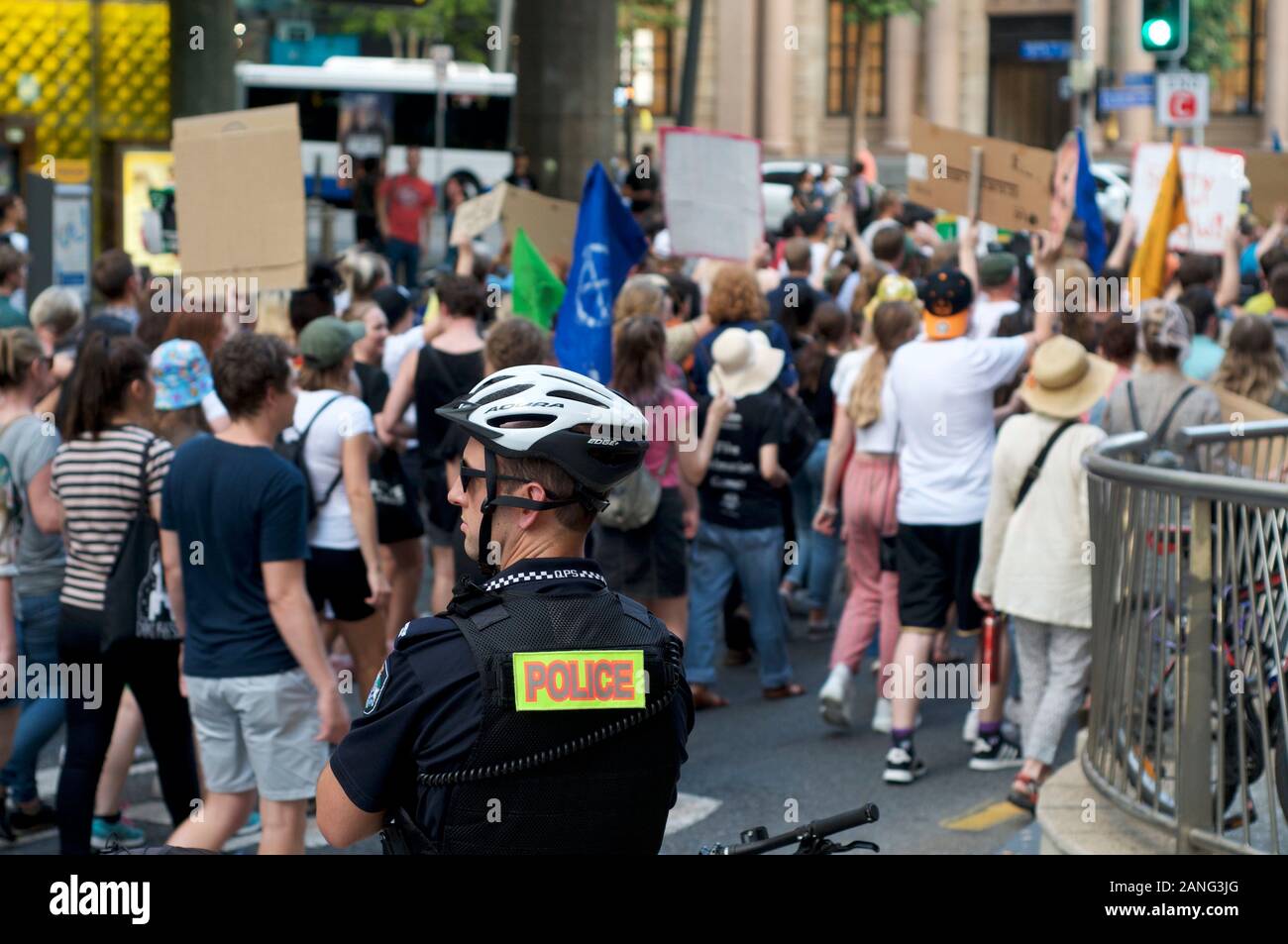 Brisbane, Queensland, Australia - 10 Gennaio 2020 : poliziotto guardando anti Scott Morrison protesta svoltasi a Brisbane contro l'inerzia del governo in r Foto Stock