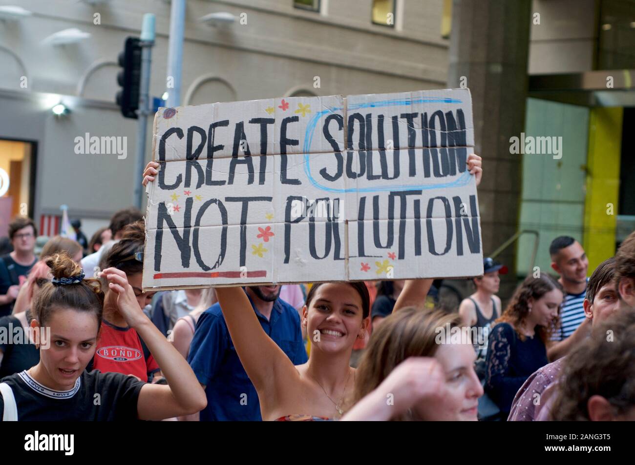 Brisbane, Queensland, Australia - 10 Gennaio 2020 : Una donna contiene un segno protesta inazione del governo durante un rally per il cambiamento climatico in azione Foto Stock