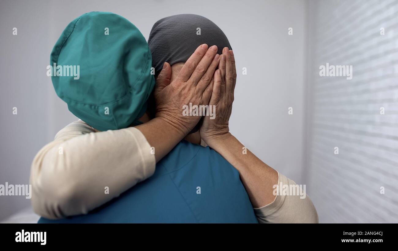 Paziente femmina di piangere imparare circa il soccombente chemioterapia cancro avanzato Foto Stock