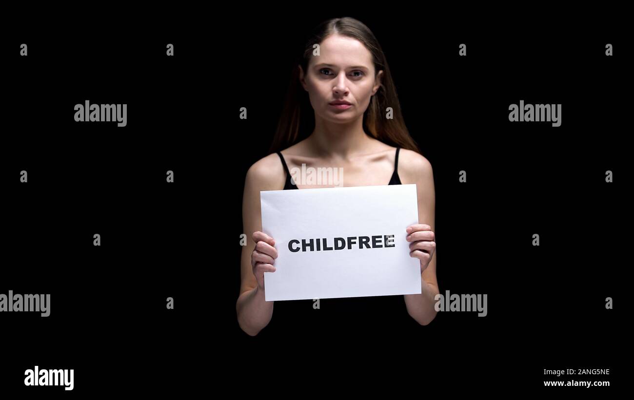 La donna che mostra childfree segno, consapevole rifiuto da bambini e maternità Foto Stock