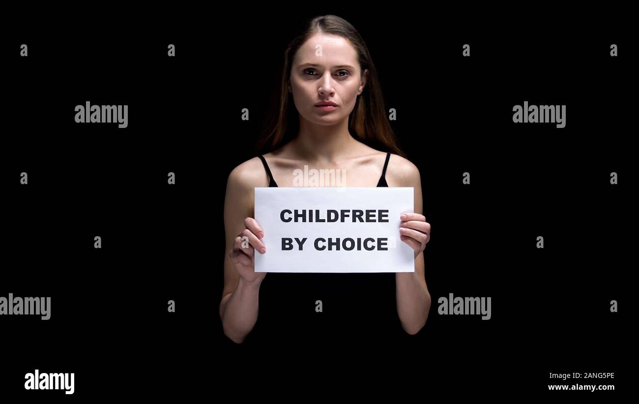 La donna che mostra childfree mediante scelta segno, rifiuto volontario da bambini, libertà Foto Stock