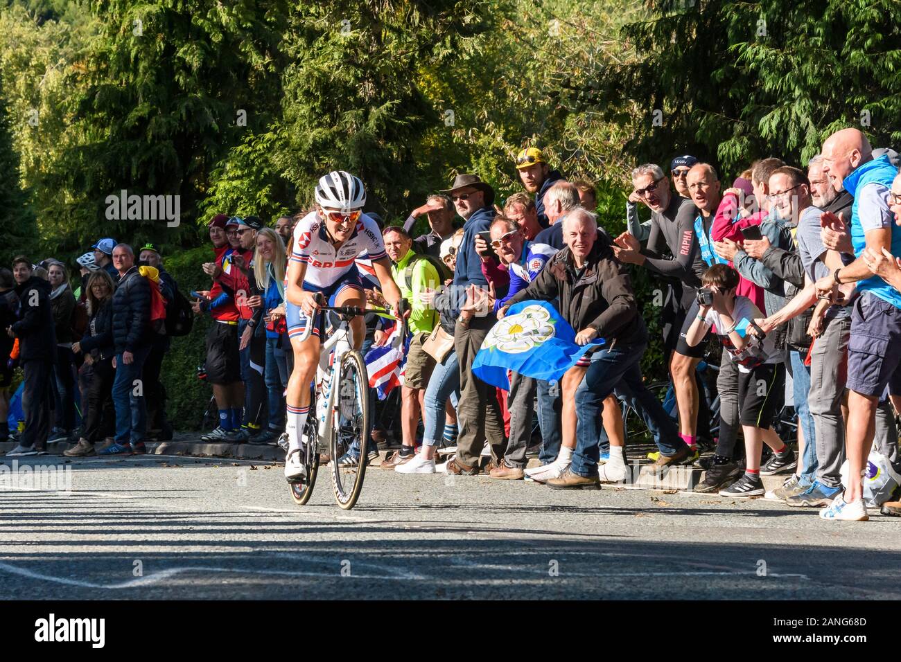 Lizzie Deignan, road racing ciclista Bicicletta Equitazione, concorrenti in gara ciclistica, allietate dalla folla di sostenitori - UCI Campionati del Mondo, Harrogate, GB, UK. Foto Stock