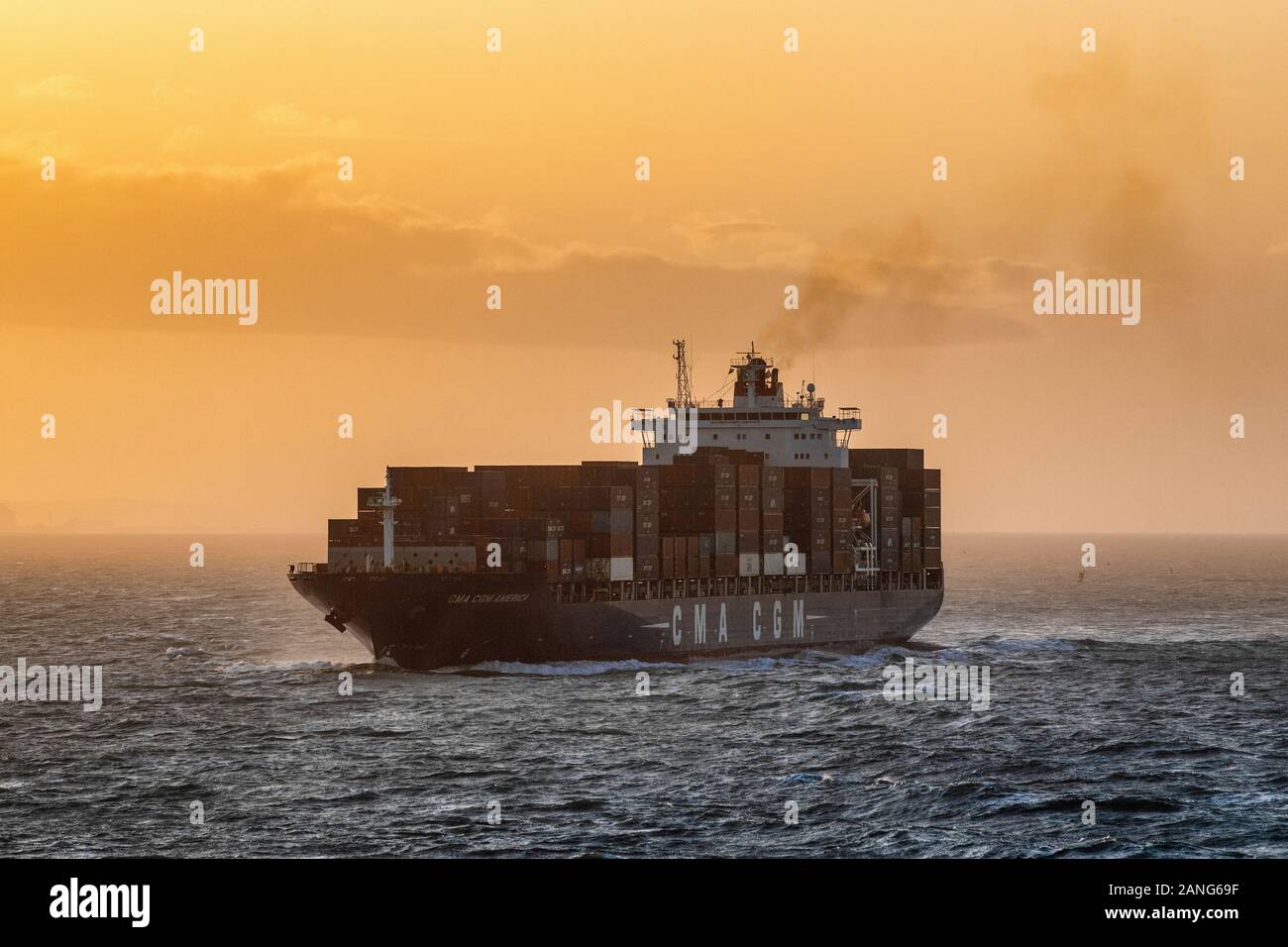 Nave portacontainer CMA CGM America carico di contenitori in avvicinamento al Porto di Dunkerque sulla parte settentrionale della costa francese. Foto Stock