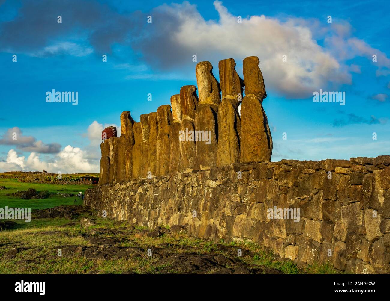 Profilo posteriore vista di Ahu Tongariki moai platform Foto Stock
