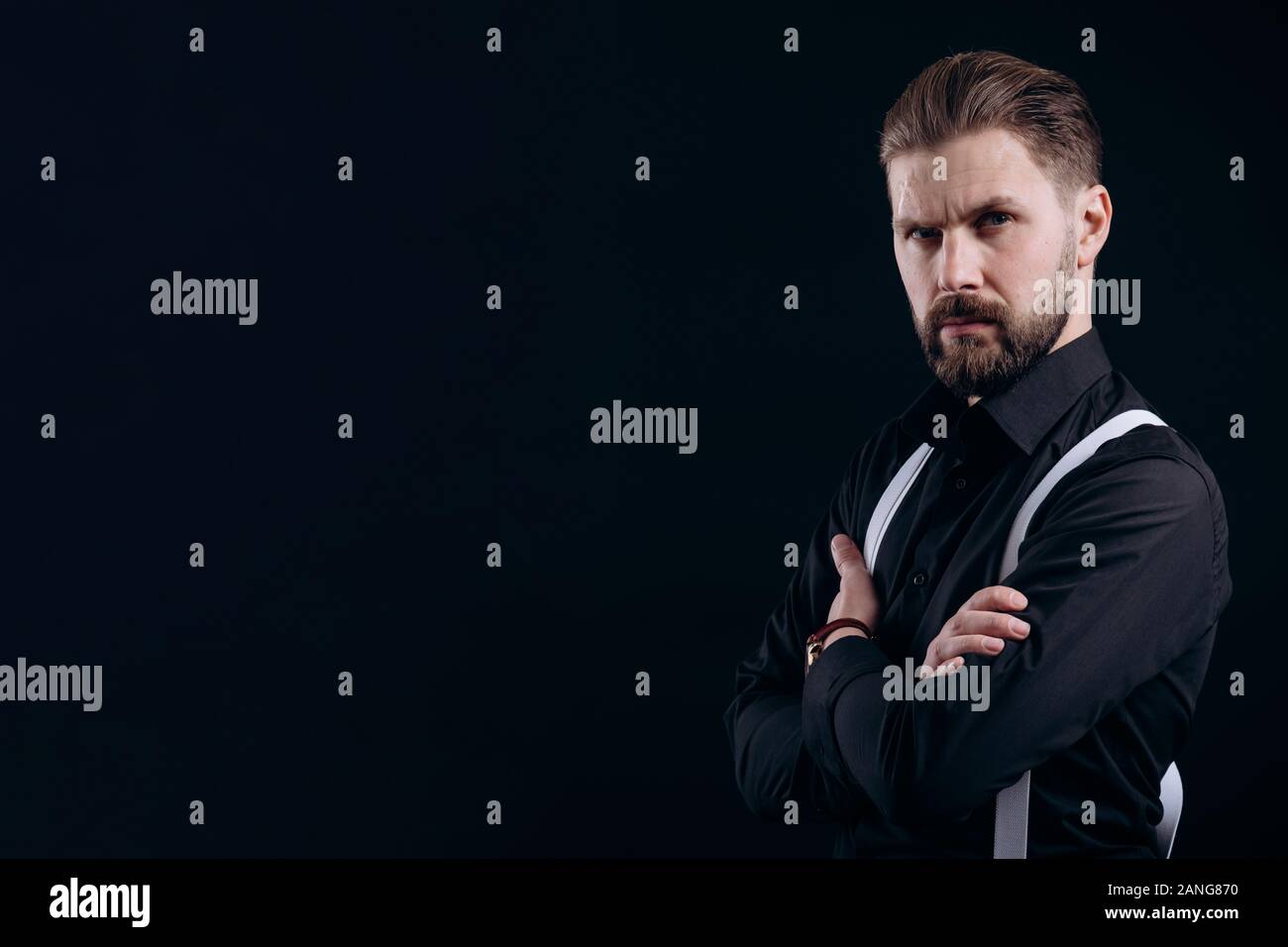 Mezza girata Ritratto di maschile uomo barbuto in camicia nera Foto Stock