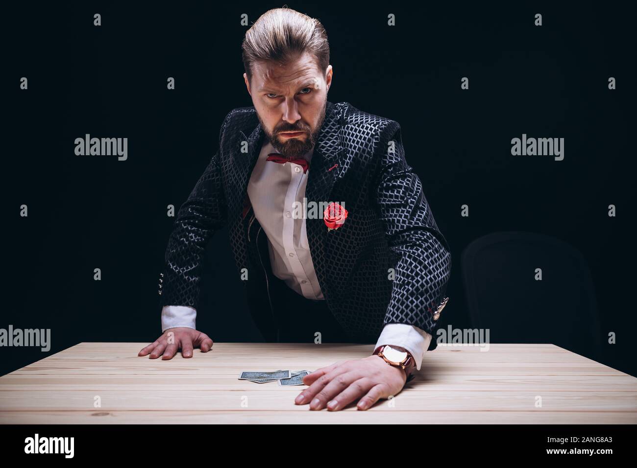 Arrabbiato giocatore maschio in tuta di alzarsi dalla tabella Foto Stock