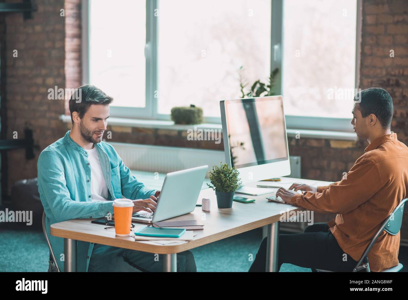 Smart gli uomini intelligenti che condividono una sede insieme Foto Stock