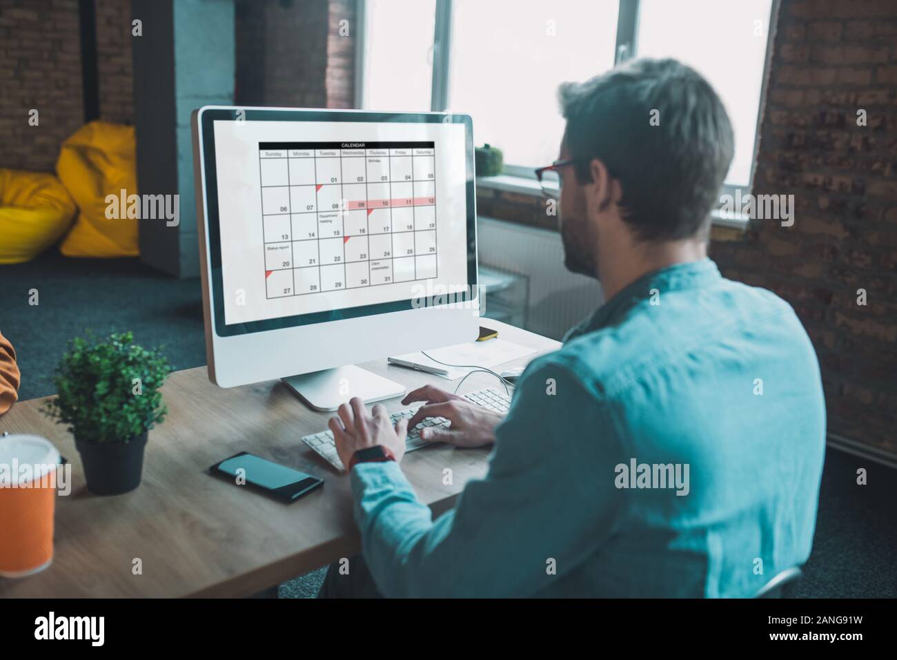 Bella smart un uomo guarda il calendario Foto Stock