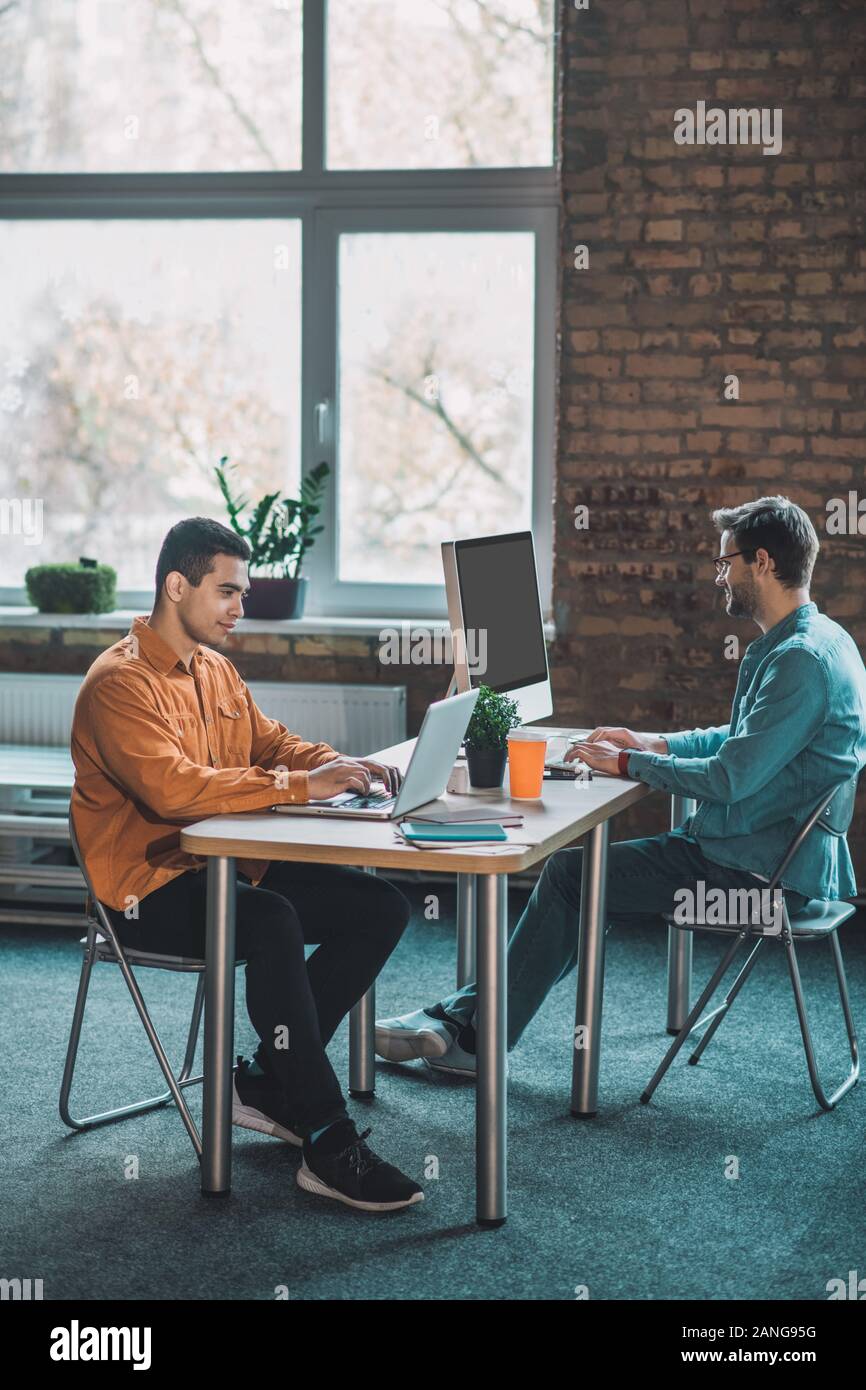 Smart giovani uomini adulti aventi un giorno lavorativo Foto Stock
