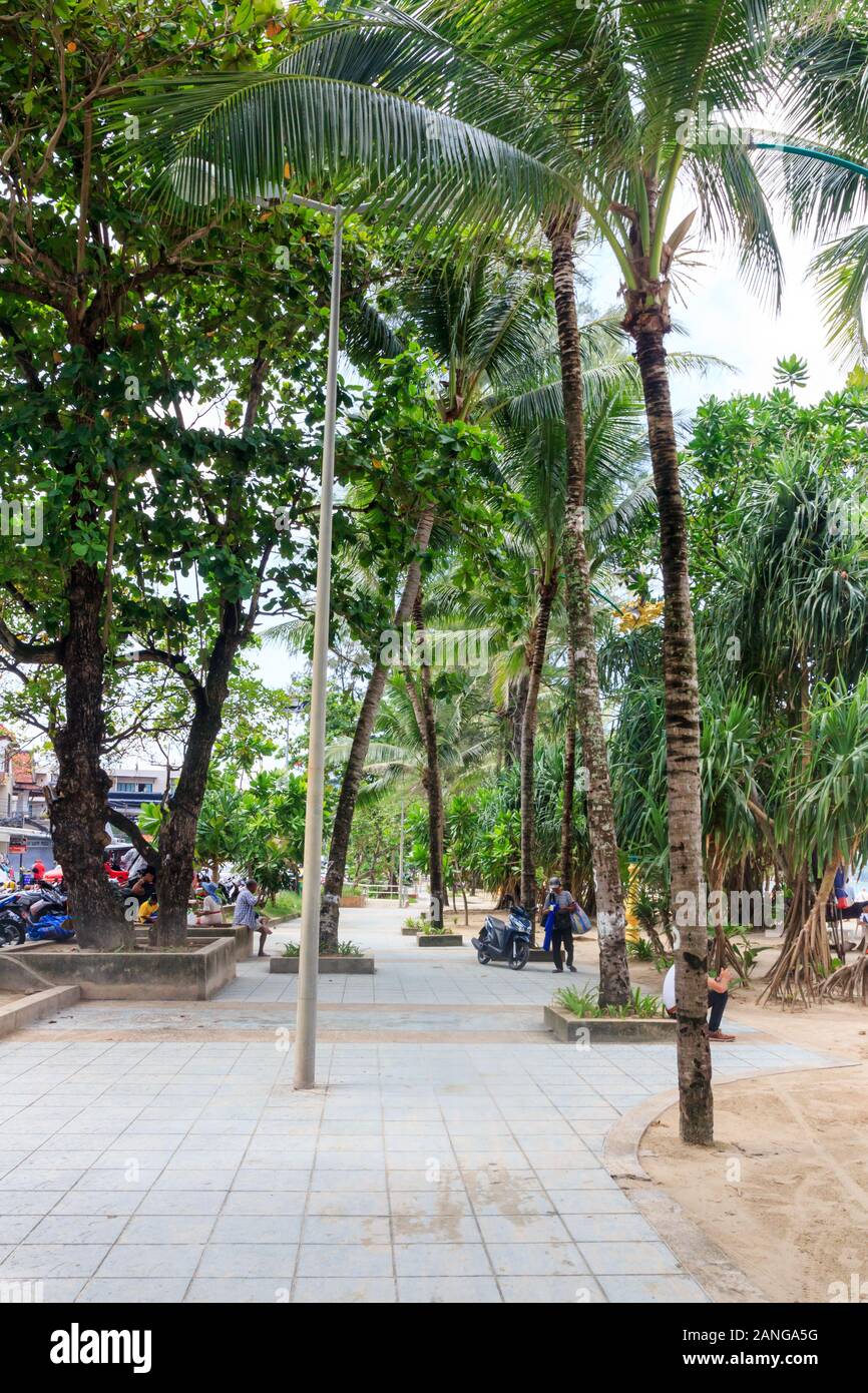Phuket, Tailandia - 18 Ottobre 2015: Patong beach promenade. La spiaggia è una popolare destinazione turistica. Foto Stock