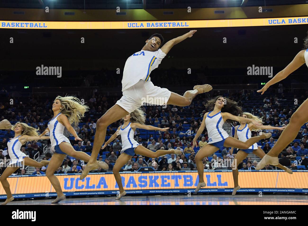 Jan 15, 2020; Los Angeles, California, Stati Uniti d'America; UCLA Bruins maschio cheerleader Devin Mallory (centro) danze nella seconda metà contro la Stanford Cardinale a Pauley Pavilion. Stanford sconfitto UCLA 74-59. (Foto di IOS/ESPA-immagini) Foto Stock