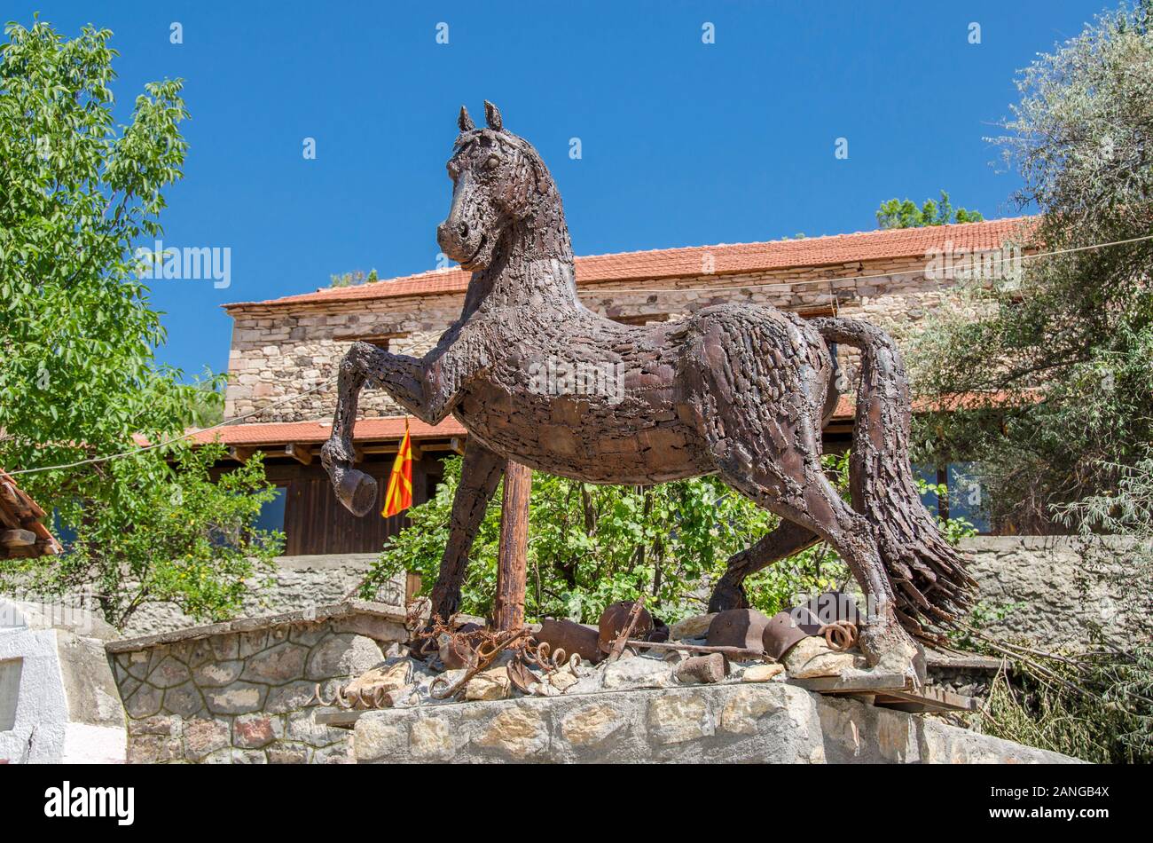 Scultura di cavallo - cavallo di ferro monumento nel villaggio di Gradesnica, Mariovo, Macedonia Foto Stock