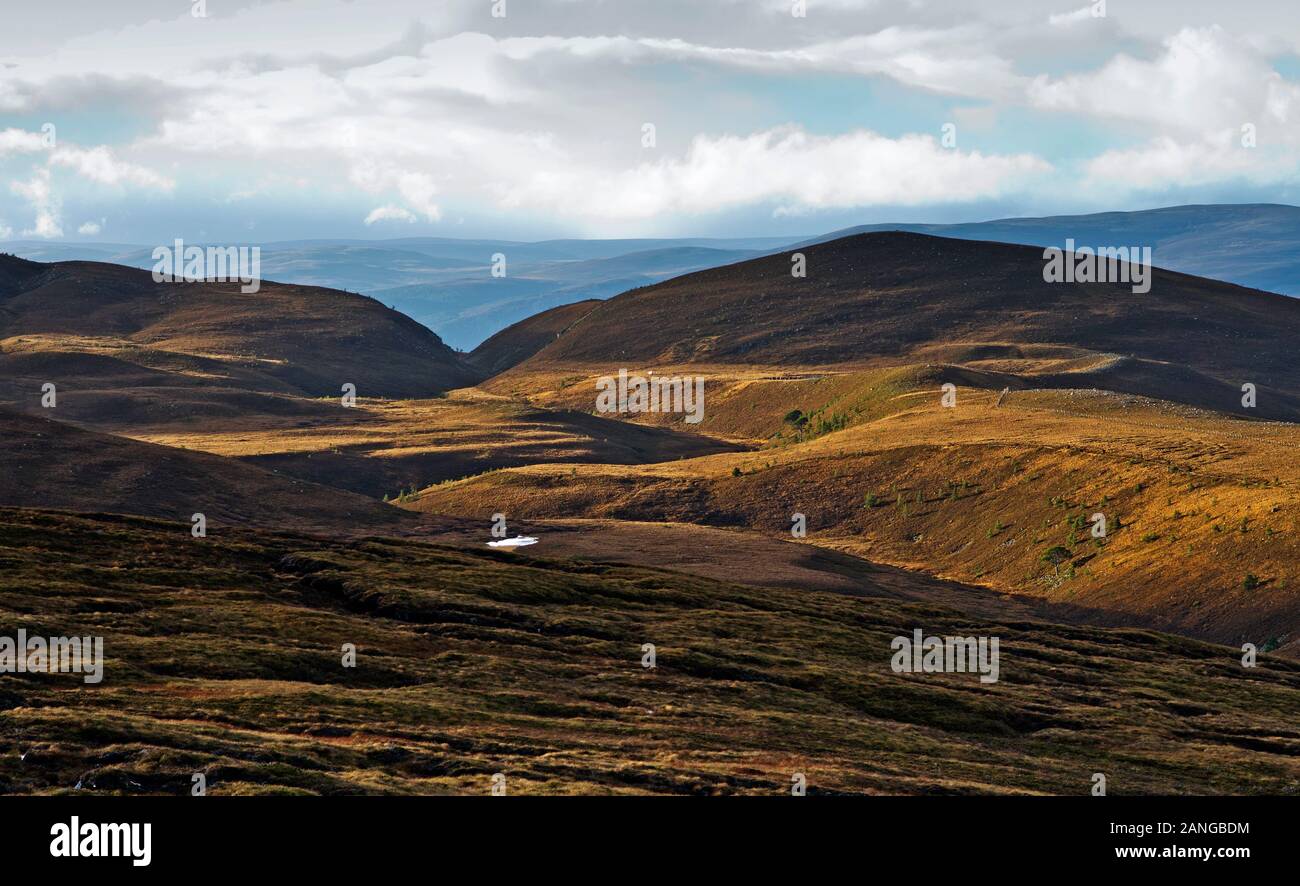 Castle Hill, Eag a'Chait Pass e Airgiod-meall visti dall'alto terreno ondulato del Cairngorm Mountain Ski Center, Cairngorms, Scottish Highlands Foto Stock