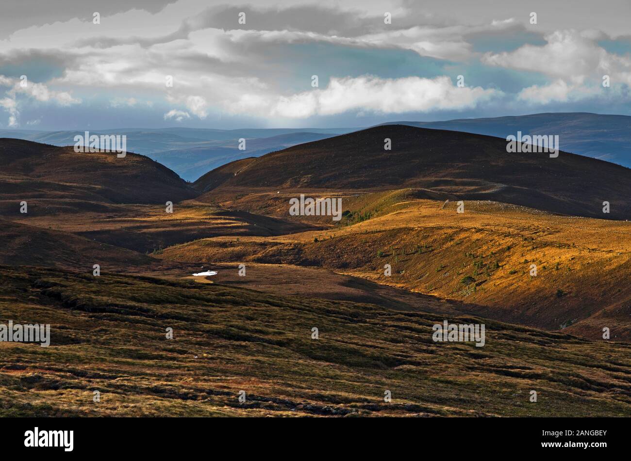 Castle Hill, Eag a'Chait Pass e Airgiod-meall visti dall'alto terreno ondulato del Cairngorm Mountain Ski Center, Cairngorms, Scottish Highlands Foto Stock