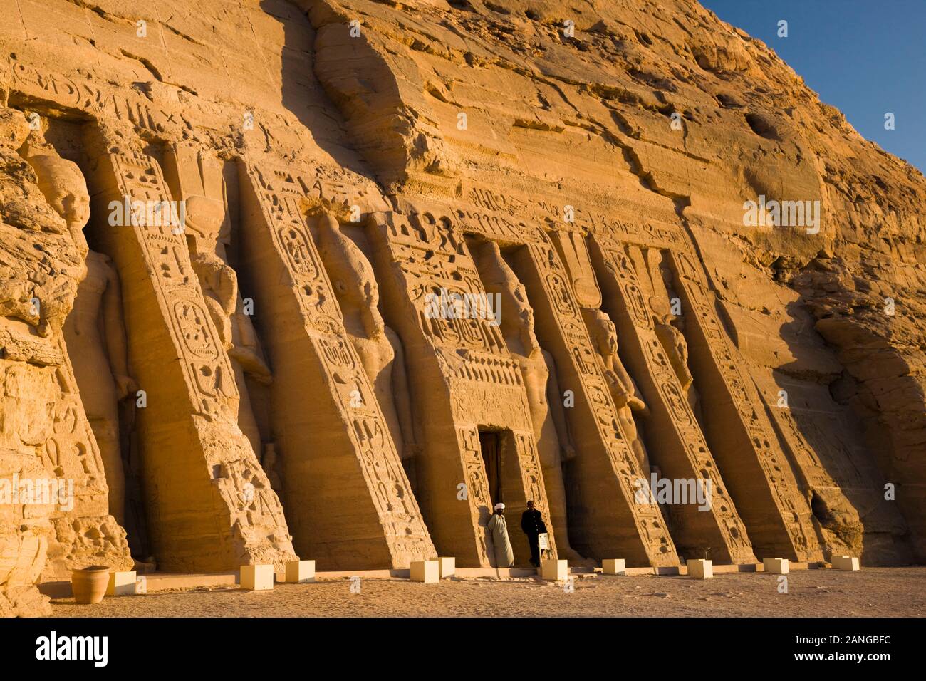 Scena mattutina dei templi di Nefertari, del Tempio di Nefertari, dei templi di Abu Simbel, dei monumenti nubiani, del Governatorato di Assuan, dell'Egitto, del Nord Africa, dell'Africa Foto Stock
