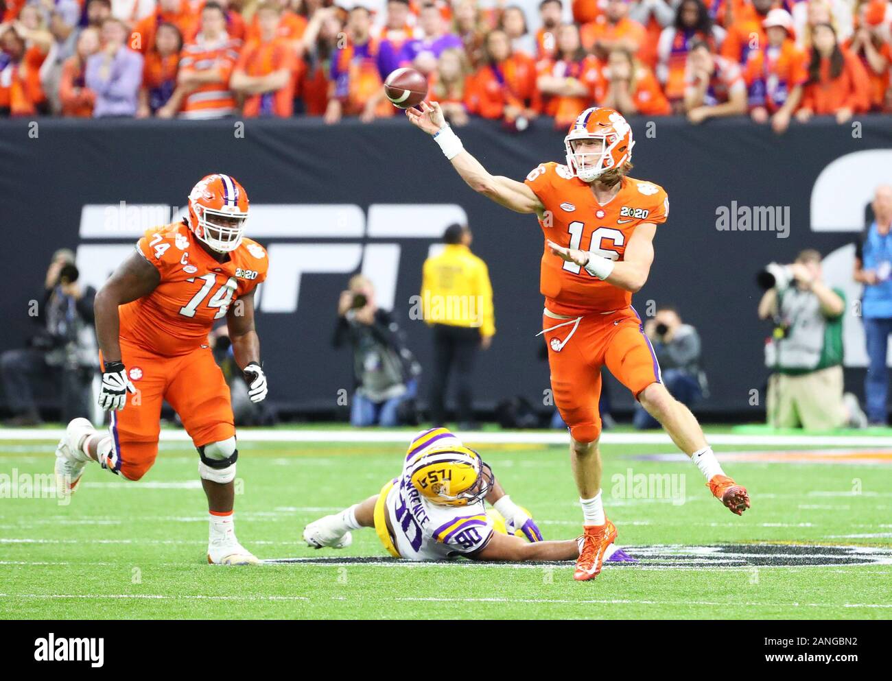 Clemson Tigers quarterback Trevor Lawrence (16) genera un pass contro la LSU Tigers durante il NCAA College Football Playoff campionato nazionale gioco lunedì, gen. 13, 2020 a New Orleans. La LSU sconfitto Clemson 42-25. (Foto di IOS/ESPA-immagini) Foto Stock