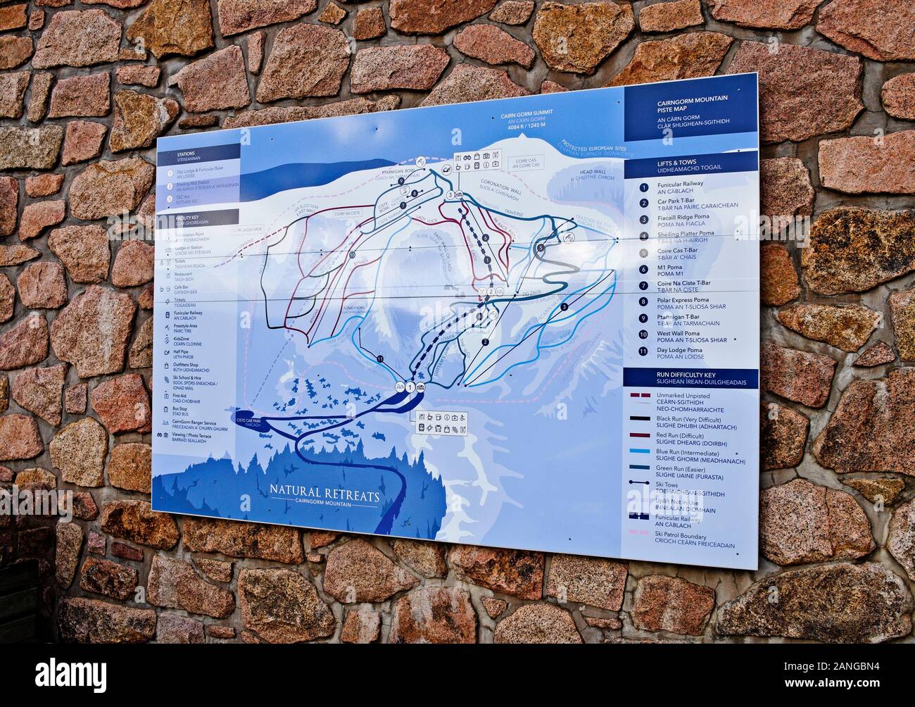 Grande mappa delle piste sulle pareti di pietra al Cairngorm Mountain Ski Center, Aviemore, Cairngorm National Park, Scottish Highlands, Scozia UK. Foto Stock
