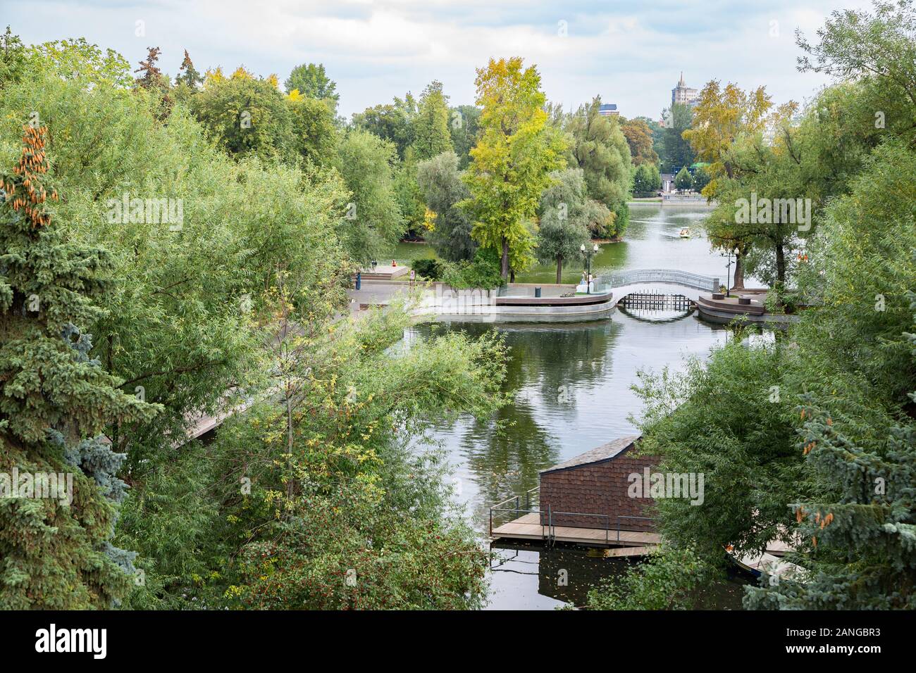 Gorky Park verde della foresta e il lago a Mosca, Russia Foto Stock
