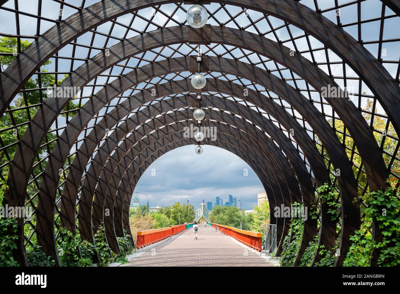 Gorky Park moderno ponte di tunnel a Mosca, Russia Foto Stock