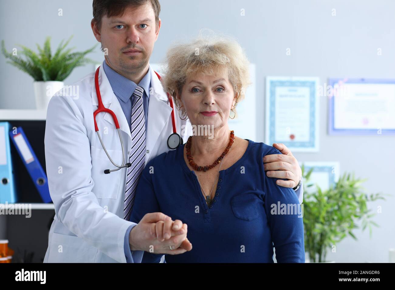 Medico è in piedi con la paziente di sesso femminile in ospedale Foto Stock