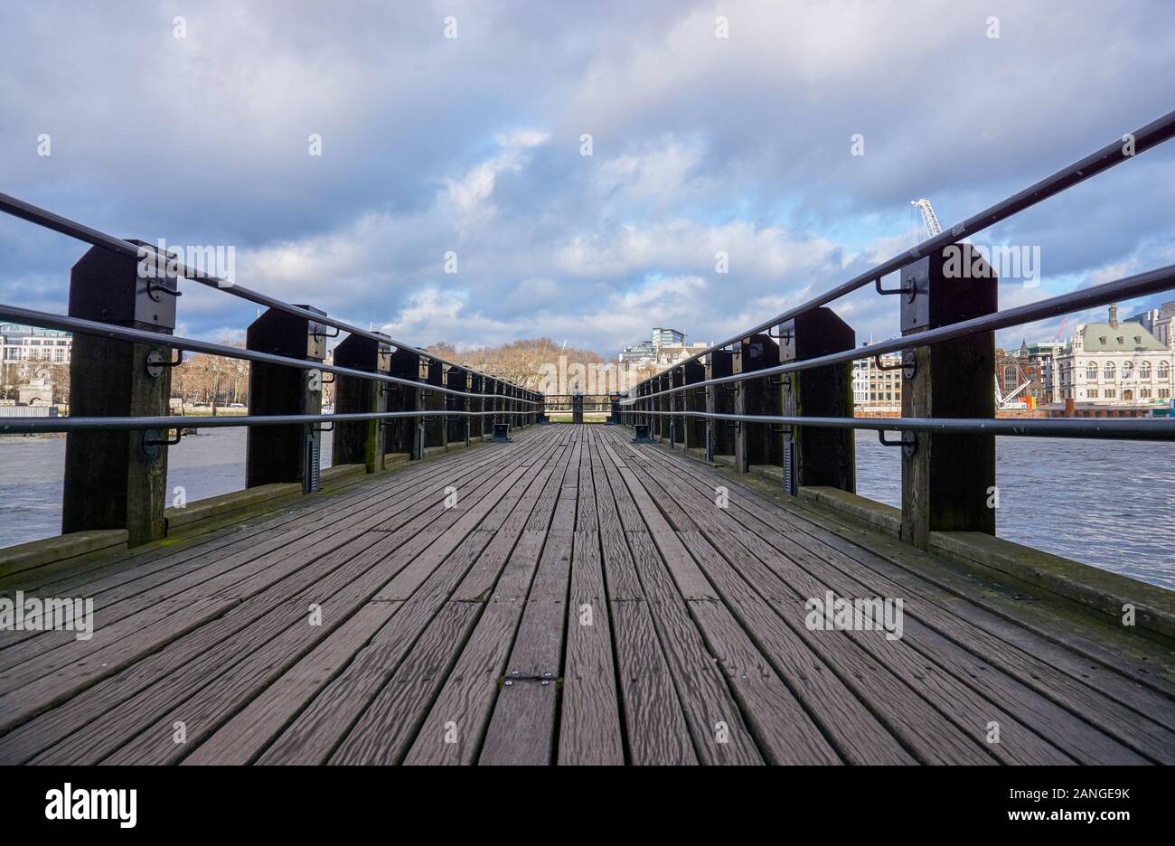 Visualizza in basso il molo sotto la torre di osso lungo la regina a piedi sul lato sud del Tamigi, nelle vicinanze del blackfriars Bridge, Londra Foto Stock