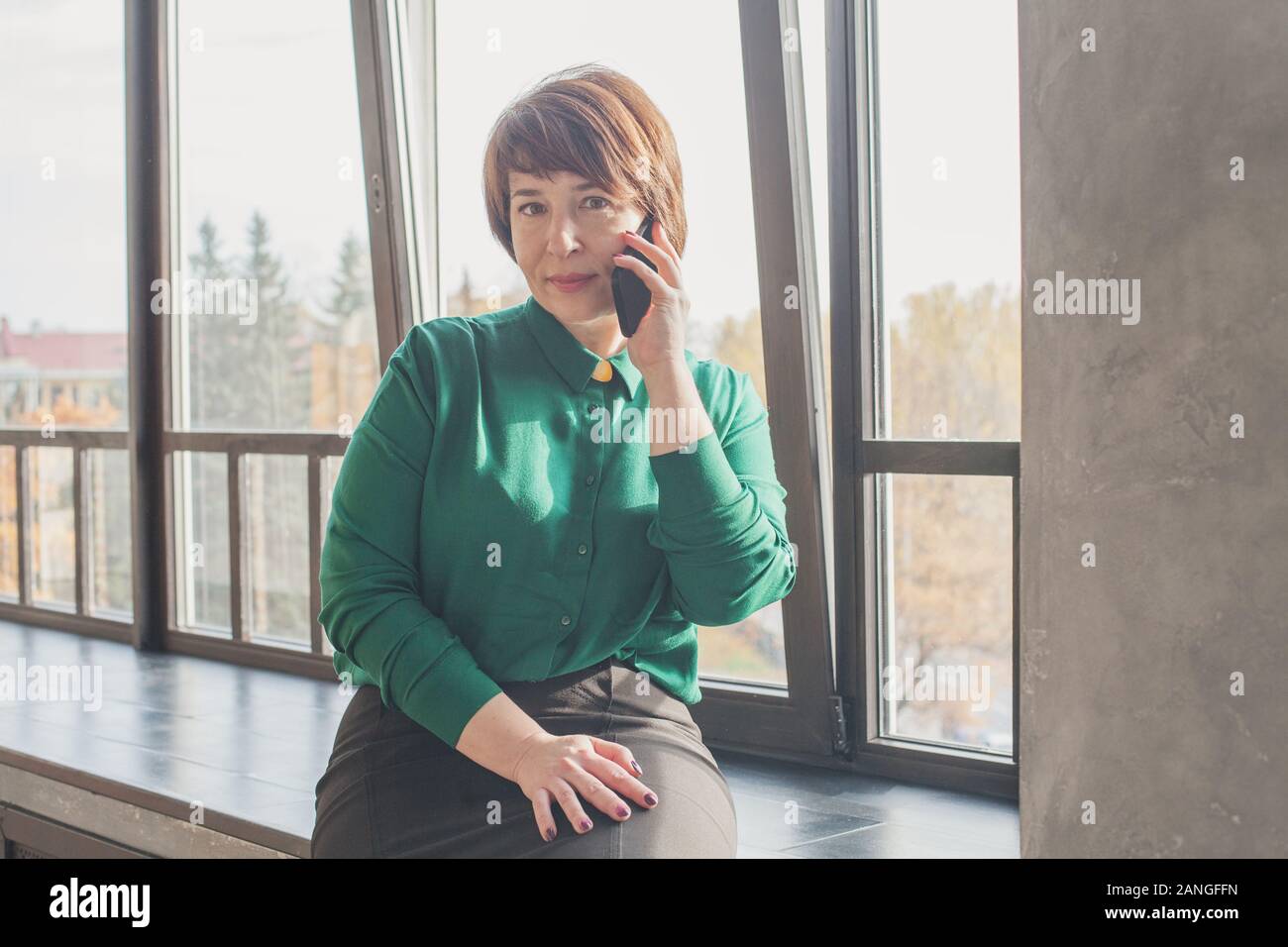 Attraente coppia razza mista donna telefono Foto Stock