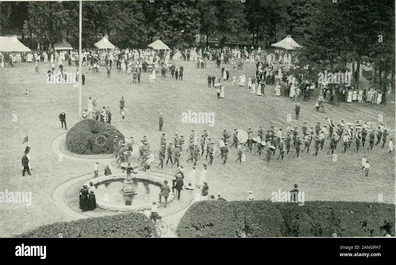 I detriti di Purdue . Gli alumni annuale parata Settimana di Gala feste gradienti e gli ex alunni delle Università che hanno restituito finoal vecchio campus di prendere parte nel 1921 Settimana di Gala feste,che si sono svolte il 4 giugno al 8th, sembrano essere del parere thatlast anni programma era il peppiest offerta del suo genere mai mettere onin la storia dell'Associazione ex-alunni. Iniziando con un fumatore, la sera di sabato 4 giugno il crowdliterally waked la città vecchia fino durante il loro soggiorno a LaFayette,e grazie al meteo uomo e gli sforzi combinati di variouscommittees, tutto è andato via in nave-forma st Foto Stock