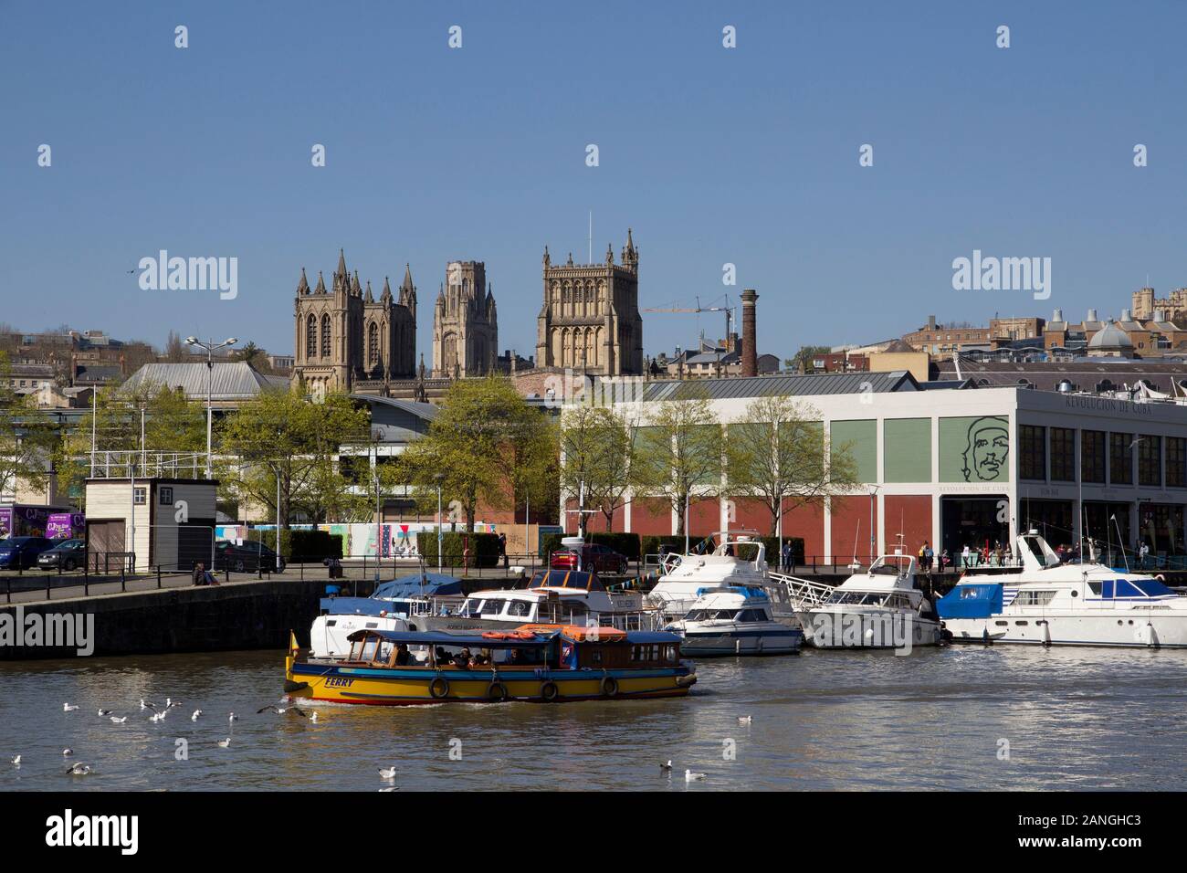 BRISTOL, Regno Unito - 8 aprile 2019. Cattedrale di Bristol fondata nel 1140 e la città vista dal porto di Bristol con ferry boat. Bristol, Inghilterra, Regno Unito, 8 aprile Foto Stock