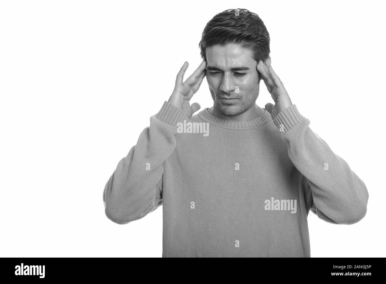 Ritratto di sottolineato giovane uomo persiano avendo mal di testa Foto Stock