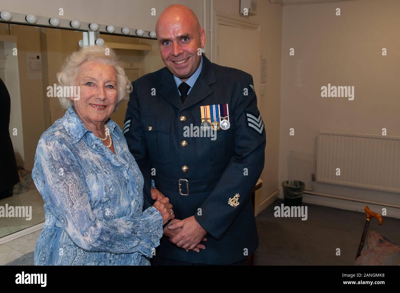 Festival di Windsor, un pubblico con Dame Vera Lynn, Windsor Royal Theatre, Windsor, Berkshire. Regno Unito. 3 Ottobre, 2009. Dame Vera Lynn ha una foto con un membro della RAF Squadronaires. Credito: Maureen McLean/Alamy Foto Stock