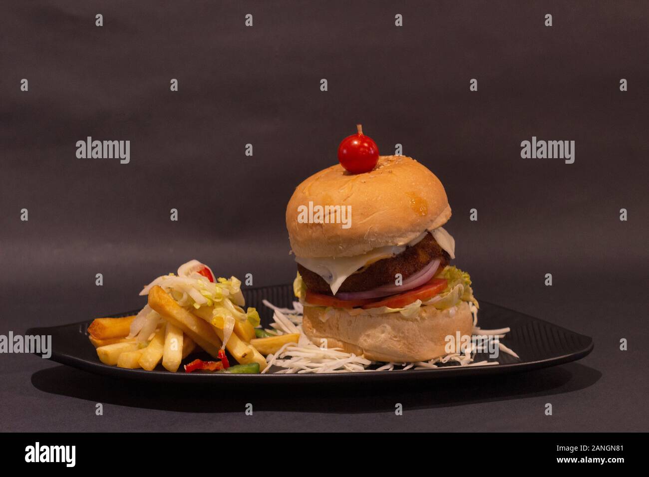 Hamburger e patatine fritte di patate, table top close-up Foto Stock