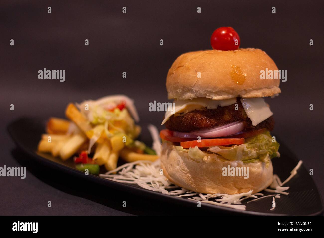 Croccante di hamburger e patatine fritte di patate, table top close-up Foto Stock