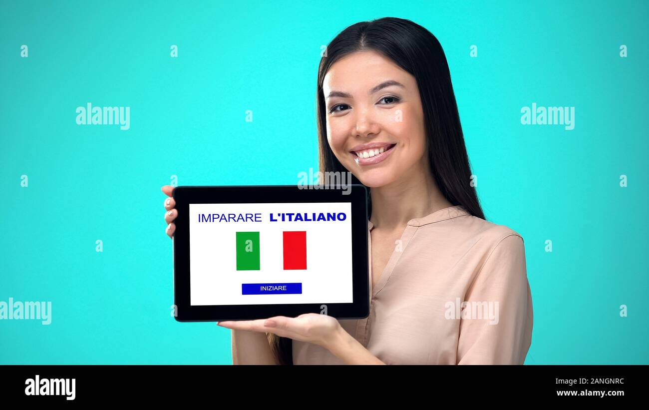 Azienda femmina tablet con imparare italiano applicazione, pronto per iniziare il corso Foto Stock