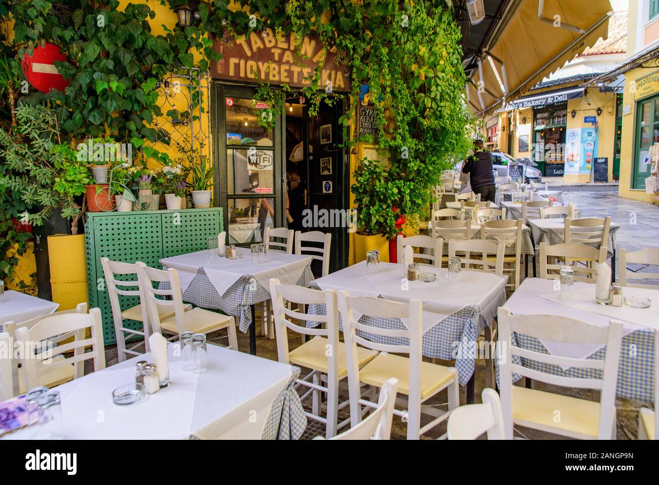 Posti all'aperto del ristorante sulla strada a Atene, Grecia Foto Stock