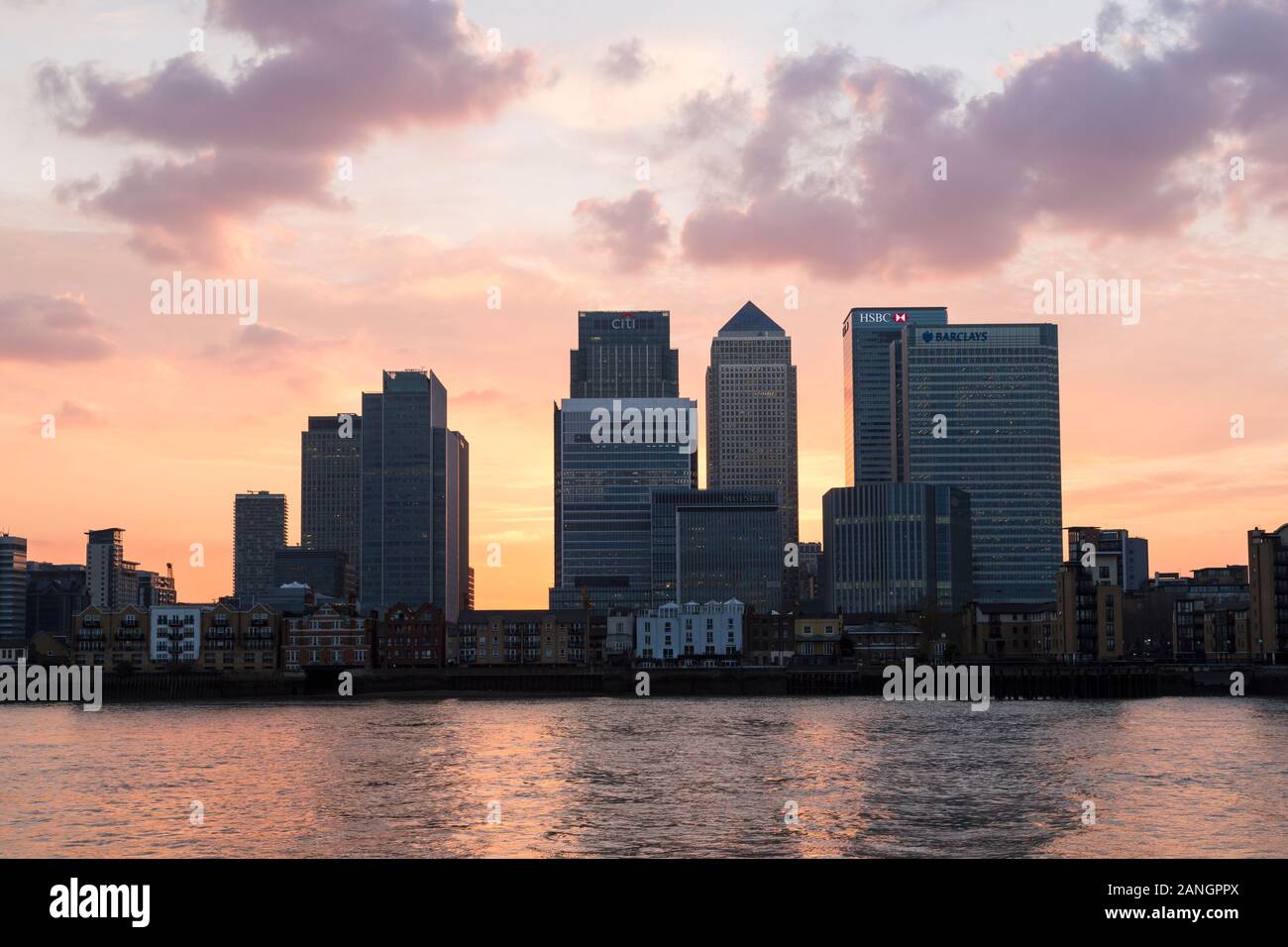 Lo skyline di Londra quartiere degli affari al tramonto, Canary Wharf, Inghilterra Foto Stock