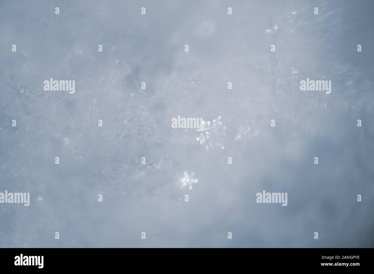 Fiocchi di neve naturale sulla neve, photo real fiocchi di neve durante una nevicata, in condizioni naturali a bassa temperatura Foto Stock