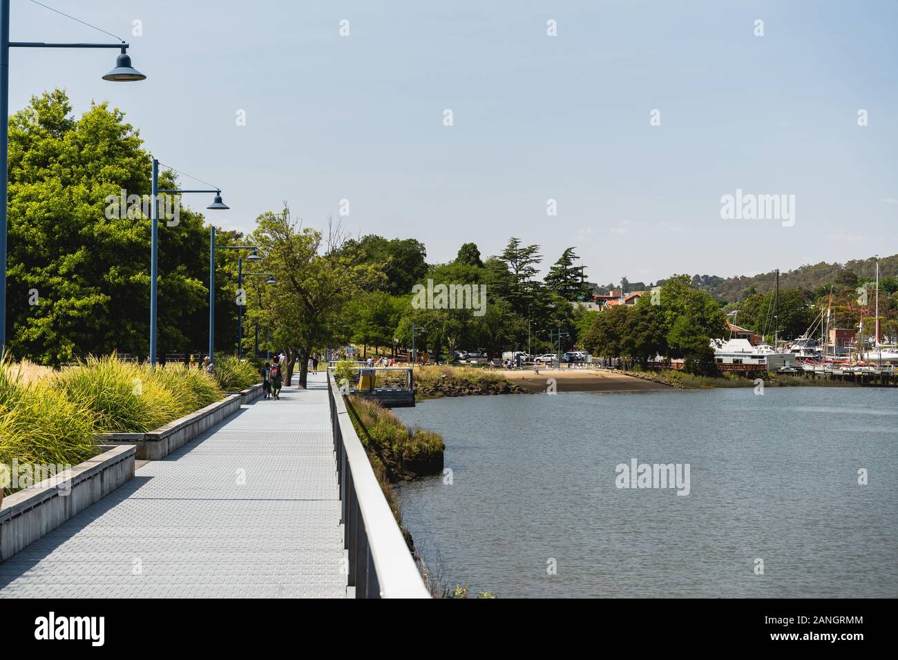 Launceston, Tasmania - 3 Gennaio 2020: Il waterside passerella al Royal Park accanto al fiume Tamar. Foto Stock