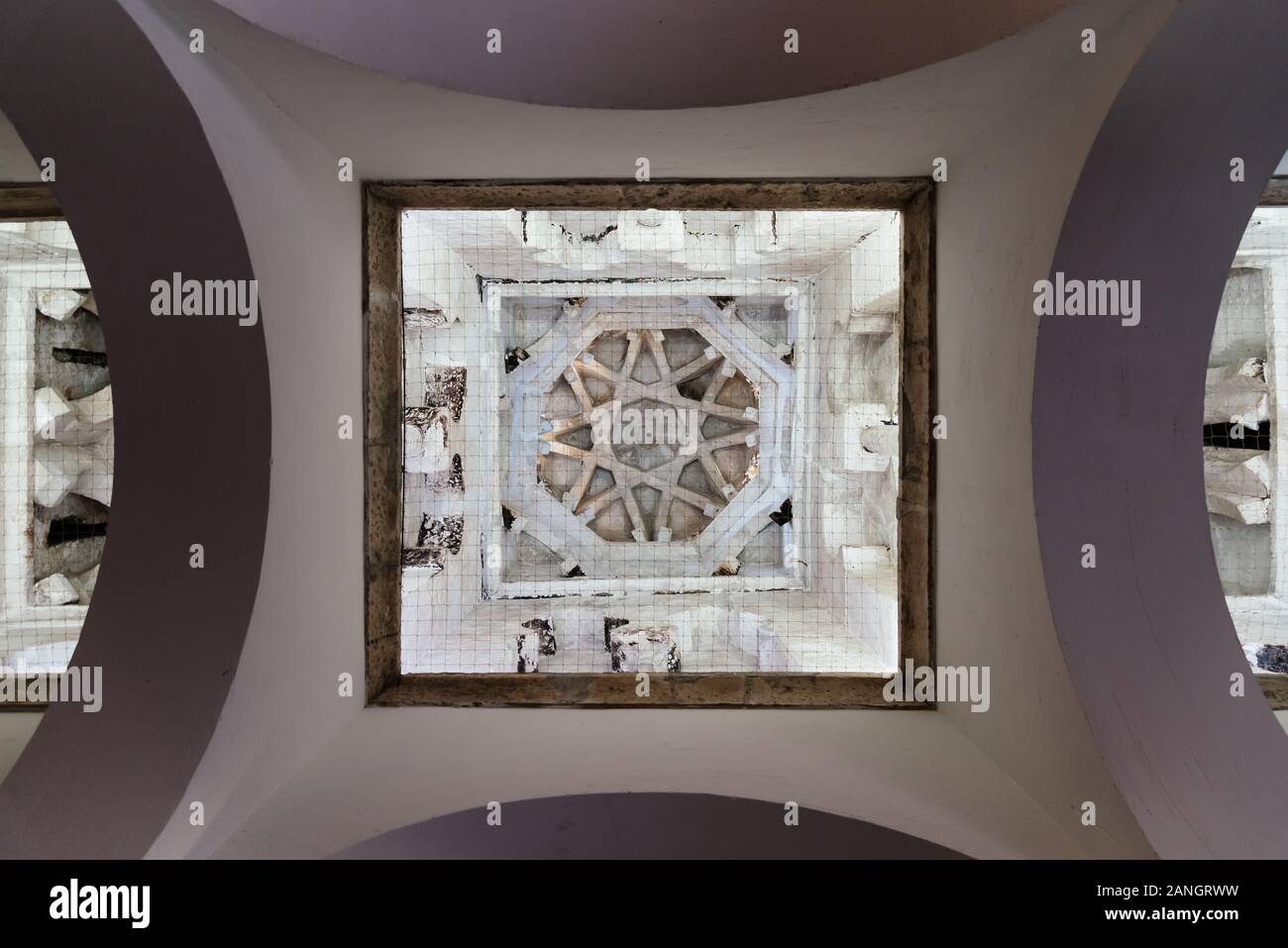 Toledo, Spagna - 6 Dicembre 2019: vista interna di volte della moschea di Cristo de la Luz Foto Stock