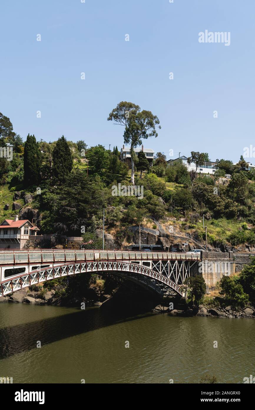 Launceston, Tasmania - 3 Gennaio 2020: Il re ponte del fiume Esk e fiume Tamar. Foto Stock