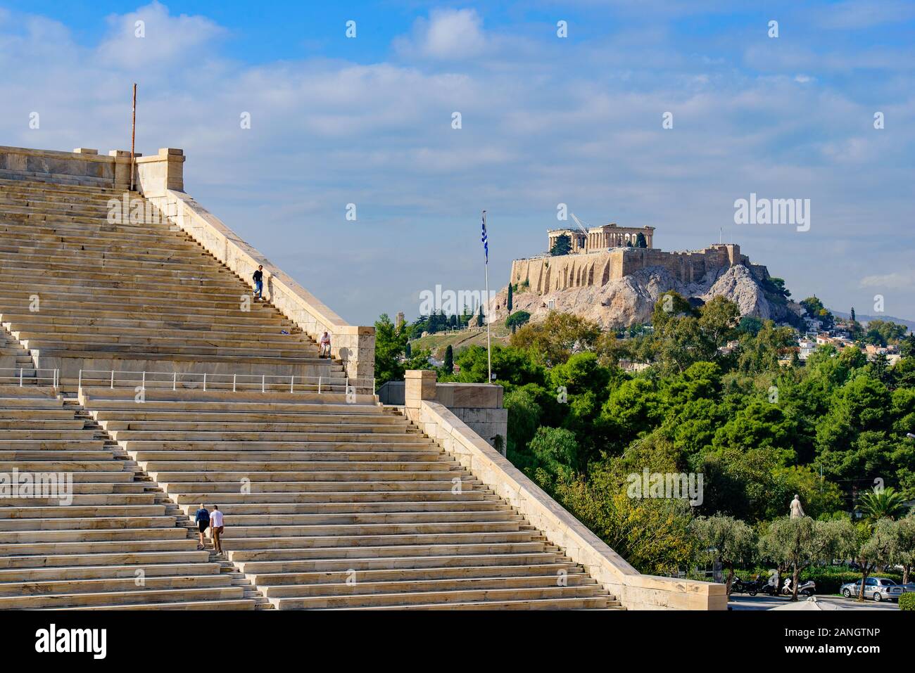 Stadio Panateneico con Acropoli di sfondo in Atene, Grecia Foto Stock