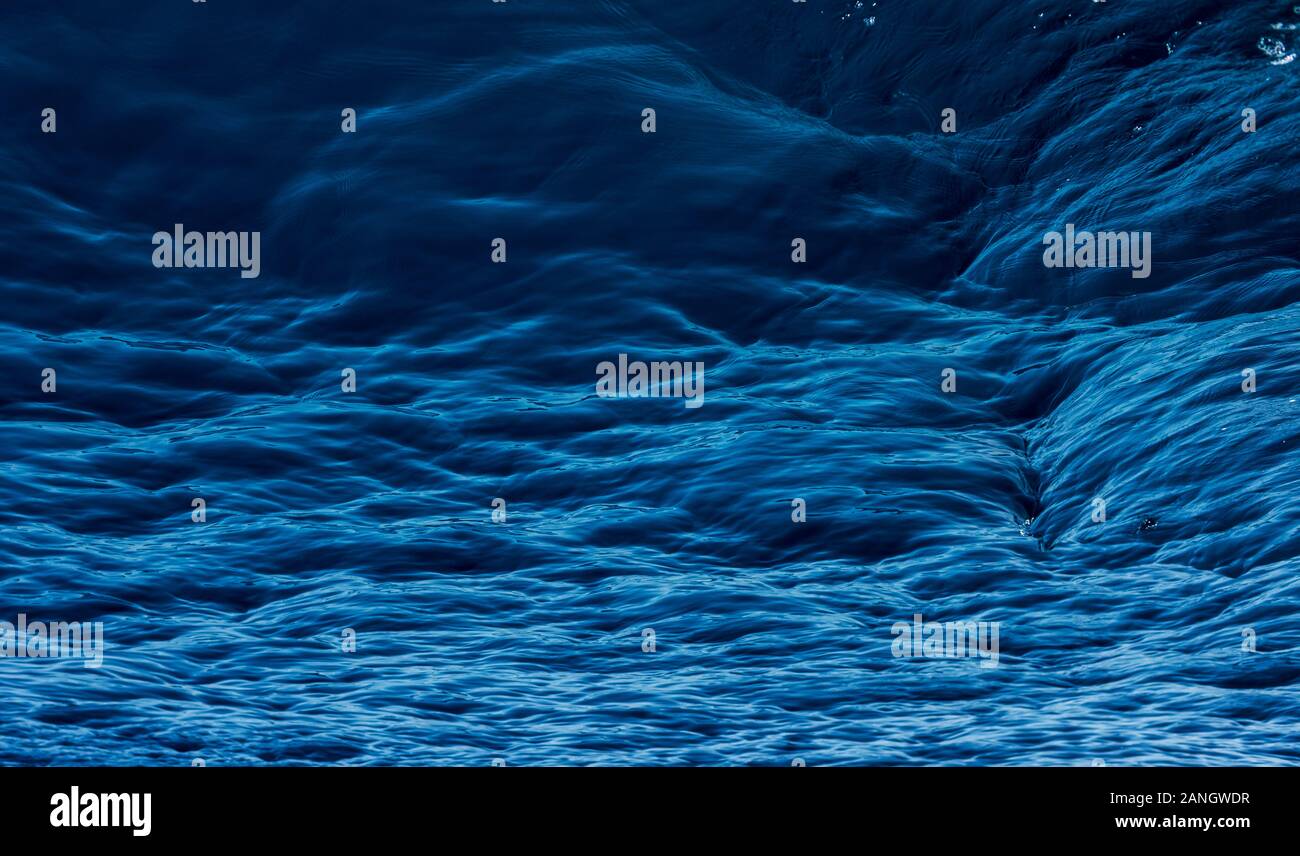 Sullo sfondo di un mare blu con interessanti onde. blue seascape Foto Stock