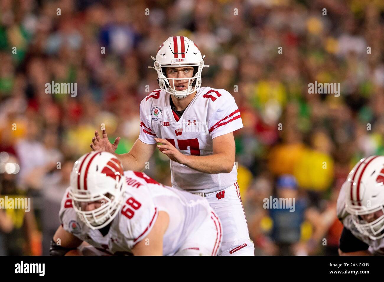 Gennaio 01, 2020 - Pasadena, CA, Stati Uniti d'America : Wisconsin Badgers quarterback Coan Jack (17) durante il terzo trimestre della 106ª Rose Bowl gioco. L'Oregon Ducks vincere 28-27. © Maria Lysaker /CSM Foto Stock