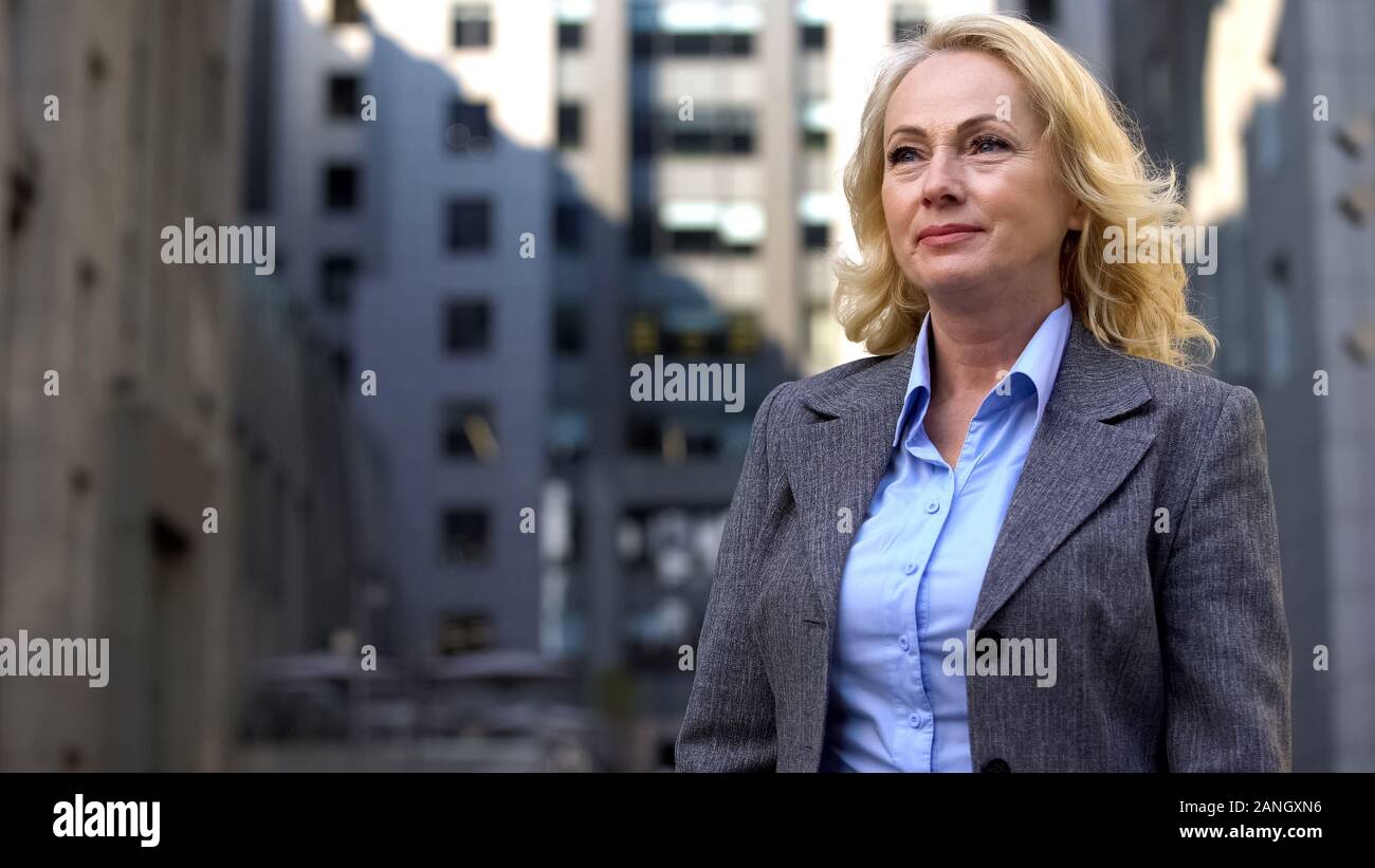 Bella coppia business lady in piedi fuori ufficio edificio, una carriera di successo Foto Stock