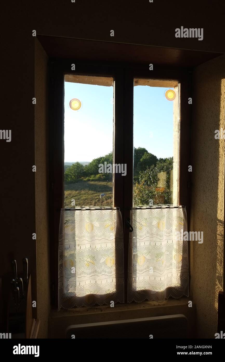 Vista dalla finestra della cucina in una gite francese o cottage in estate. Foto Stock