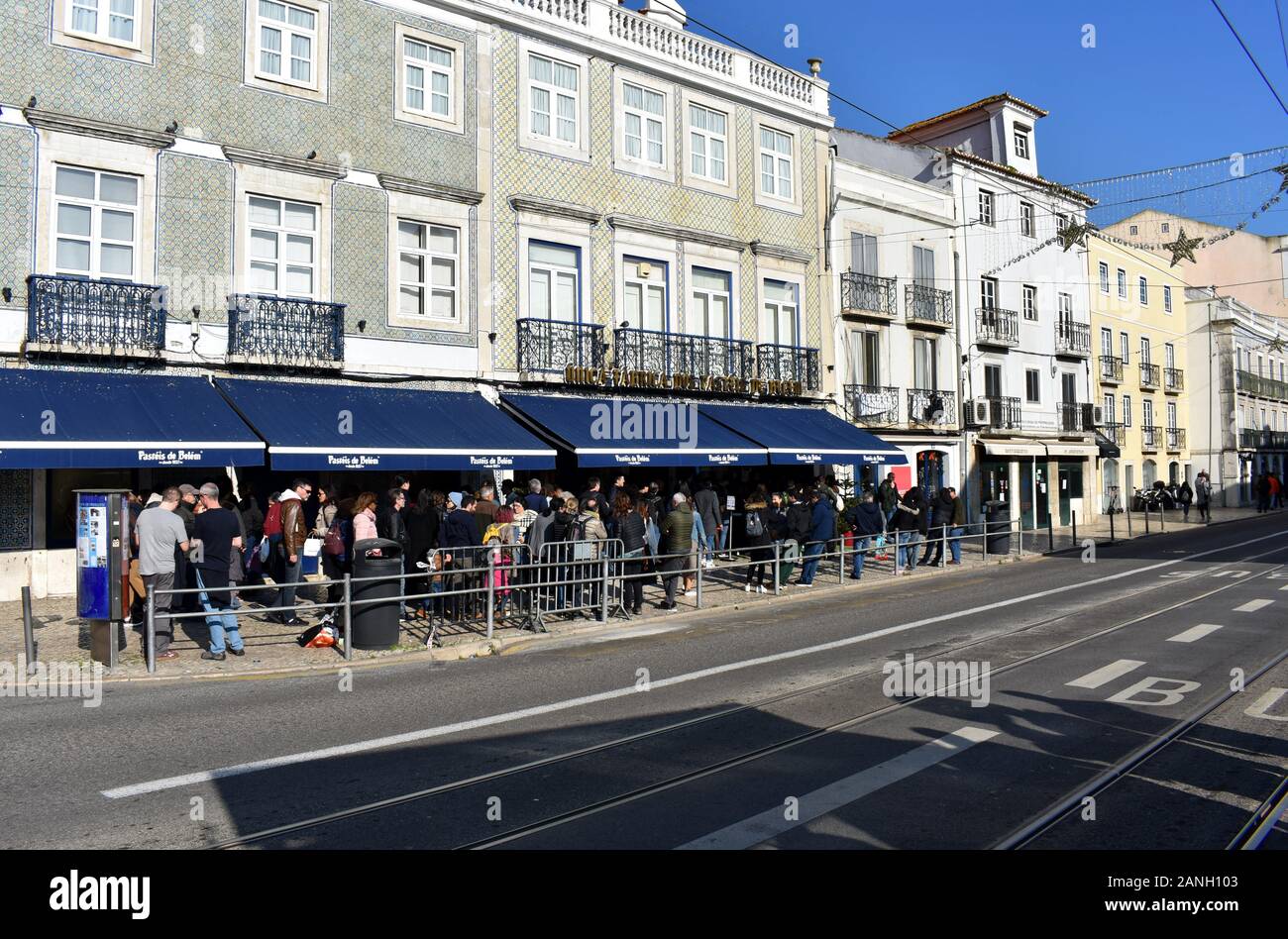 Gente che fa la fila fuori della pasticceria Pastéis de Belém e della caffetteria, Belem, Lisbona Foto Stock