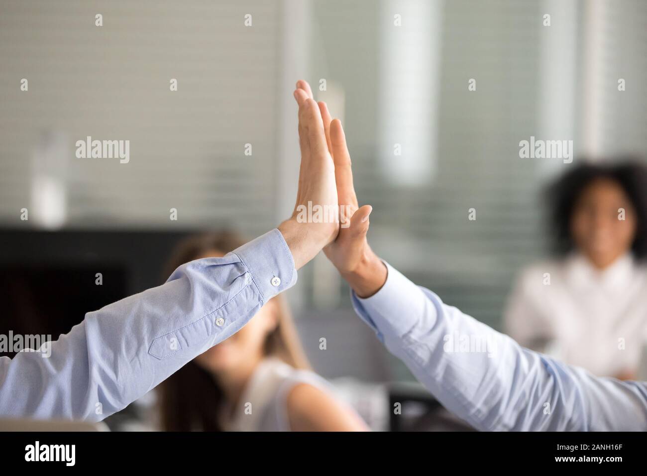 Close up di colleghi danno alta cinque motivati per il successo della cooperazione insieme, eccitato business partner o colleghi unire le mani per celebrare suc Foto Stock