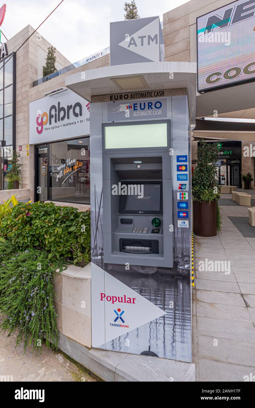 Euro cassa automatica macchina in Ciudad Quesada, Costa Blanca, Spagna, Europa. NCR. Stand alone unità ATM. Fuori in strada. Esterno. Esterno Foto Stock