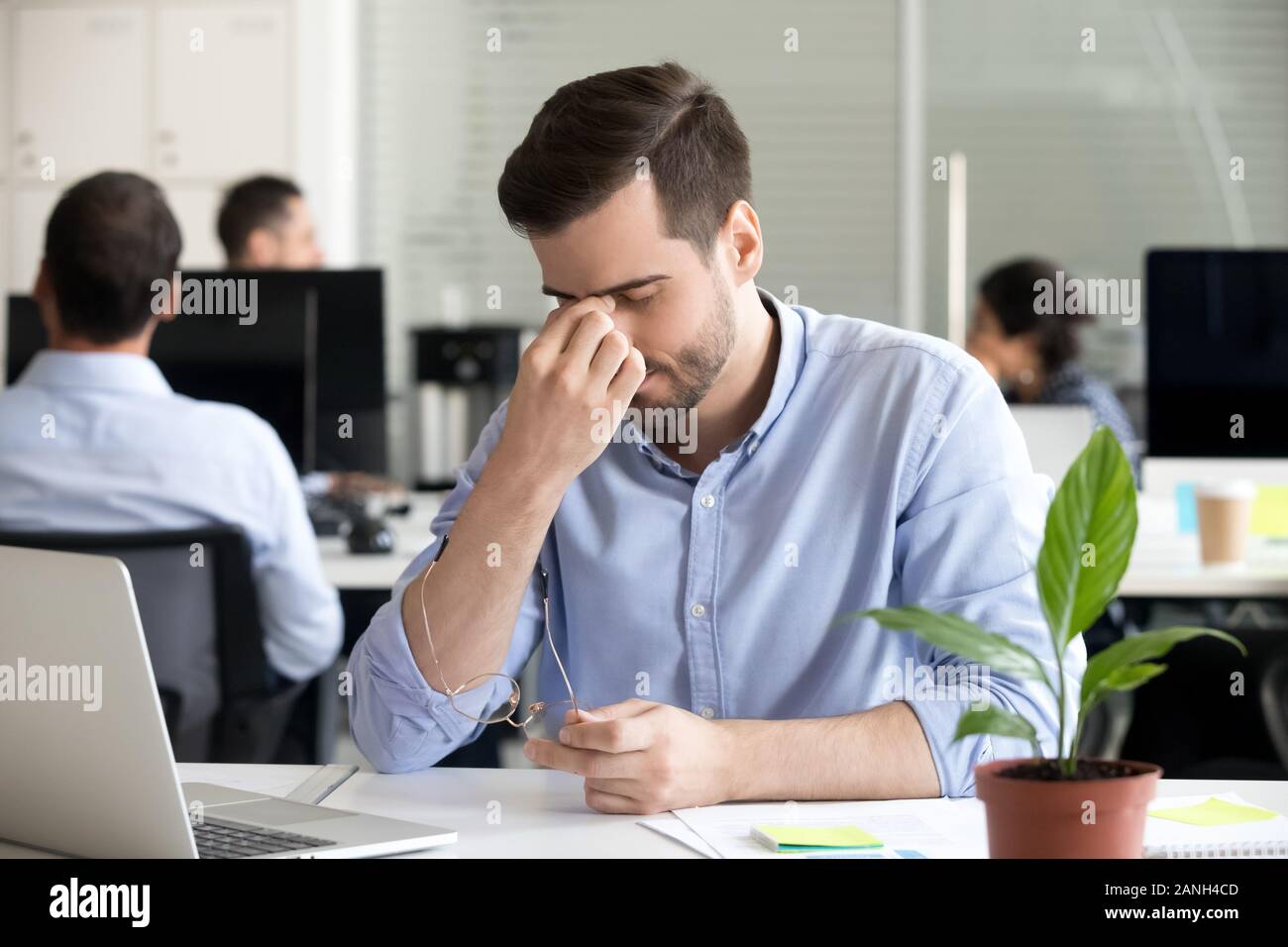 Esaurito lavoratore maschile togliere gli occhiali gli occhi di massaggio avente tensione oculare o del ceppo funziona troppo a lungo con il computer, stanco uomo soffre di mal di testa o b Foto Stock