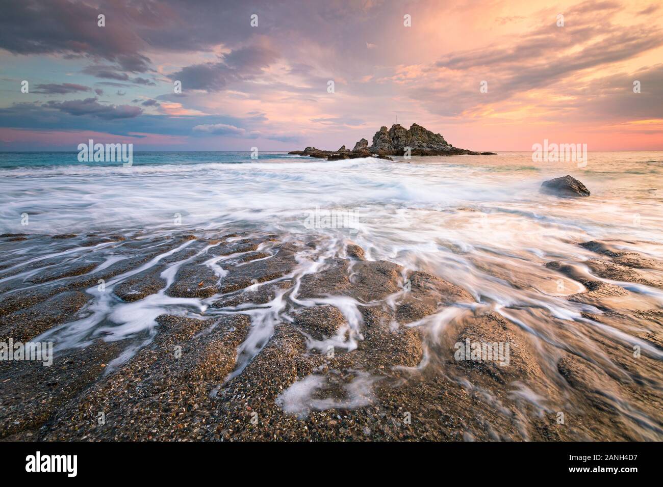 Stack di mare a Sidonia villaggio nel sud di Creta. Foto Stock