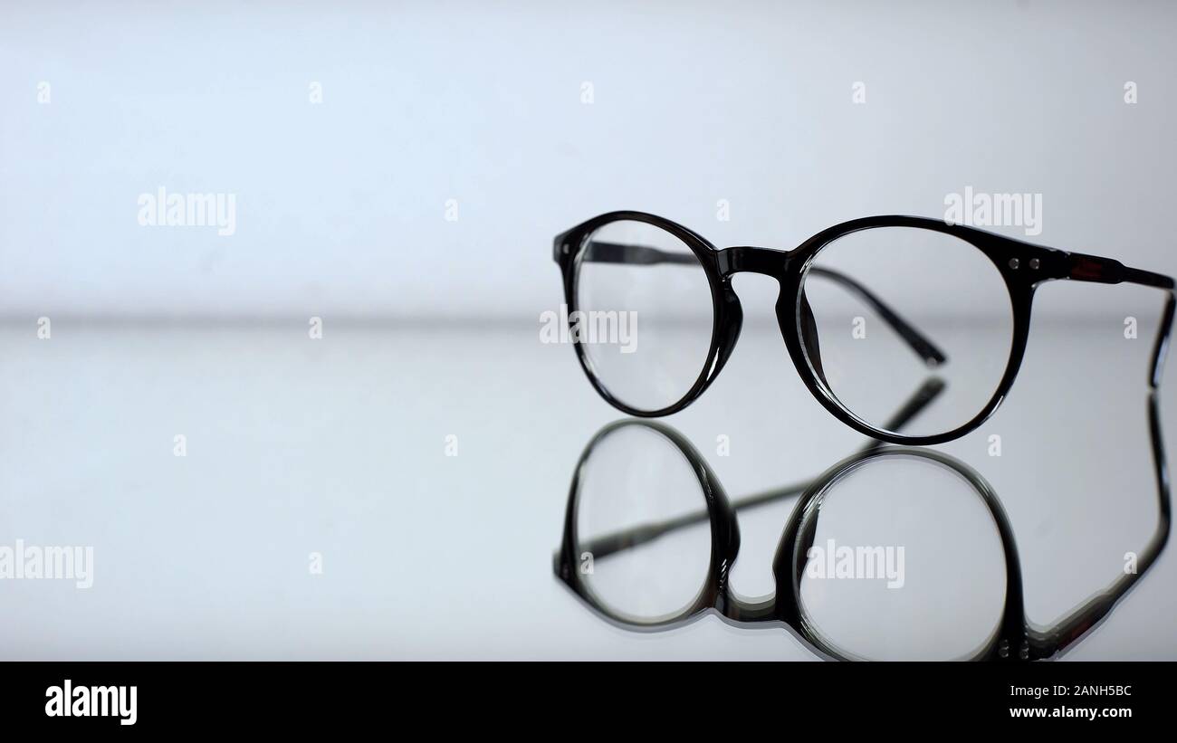 Classic occhiali con diottrie sulla tavola in oculista office, diagnostica Foto Stock